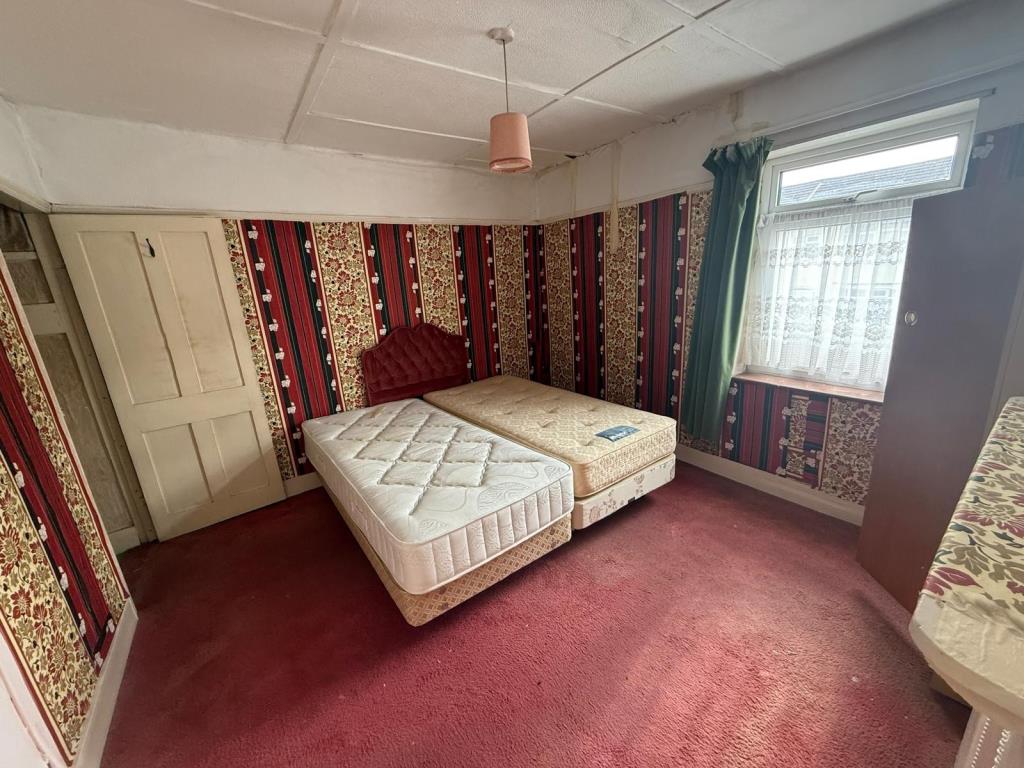 Lot: 173 - TERRACE HOUSE IN NEED OF REPAIR AND RENOVATION - Window facing out front of property